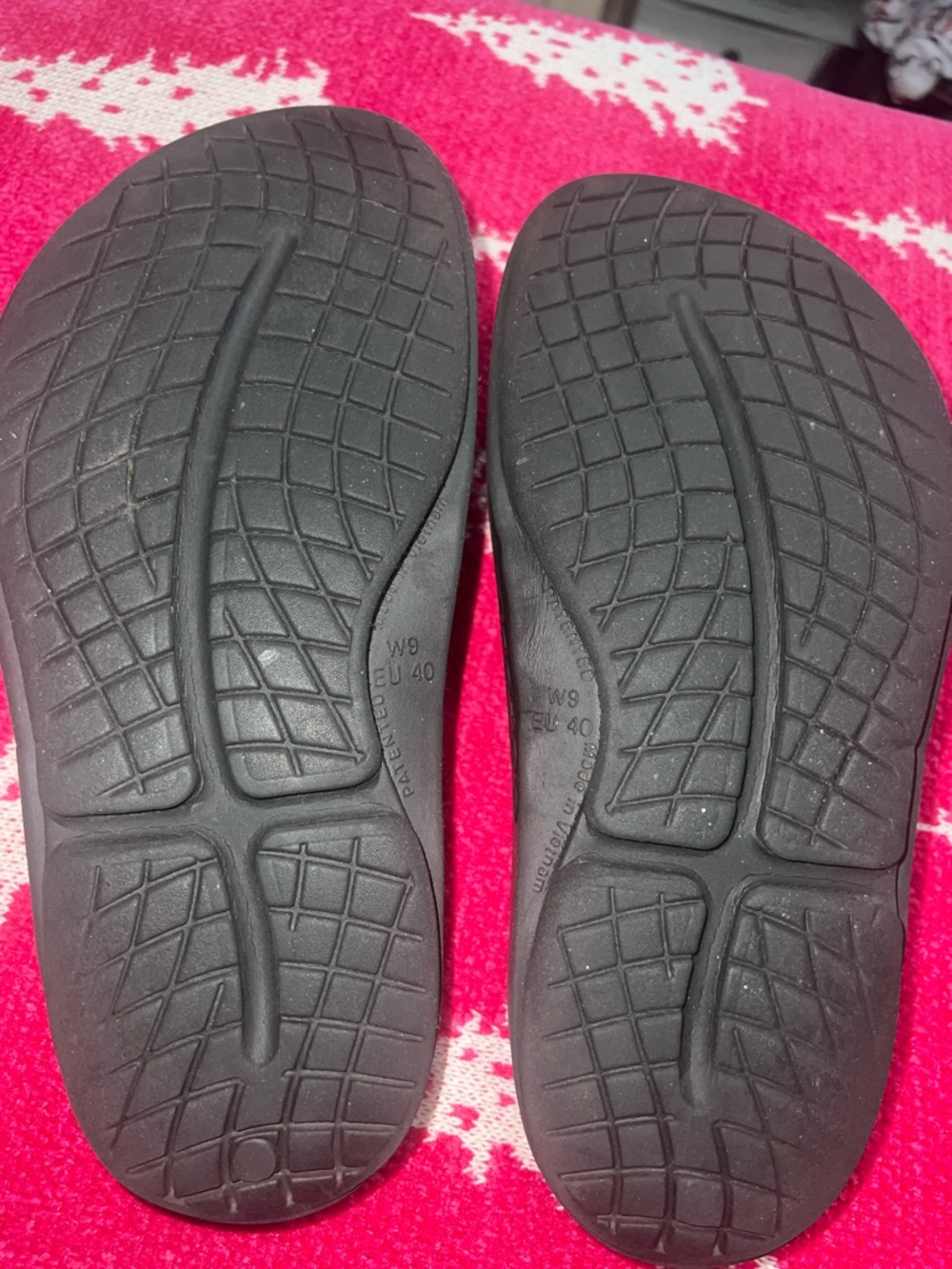 OOFOS OOmega OOahh Luxe Platform Recovery Slides- Metallic Silver - Picture 8 of 9